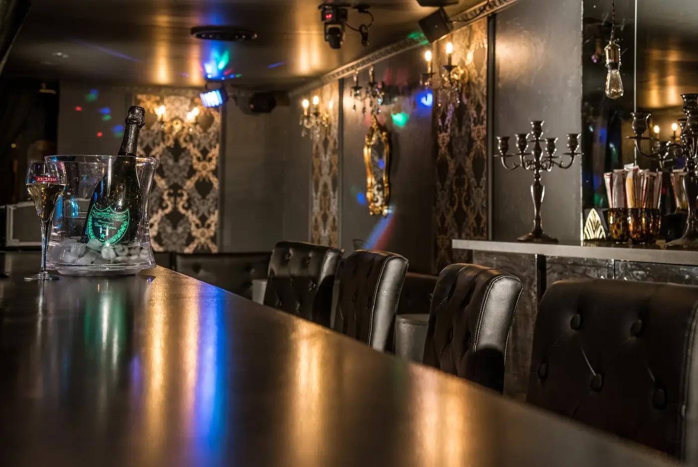 Le comptoir et les fauteuils du bar