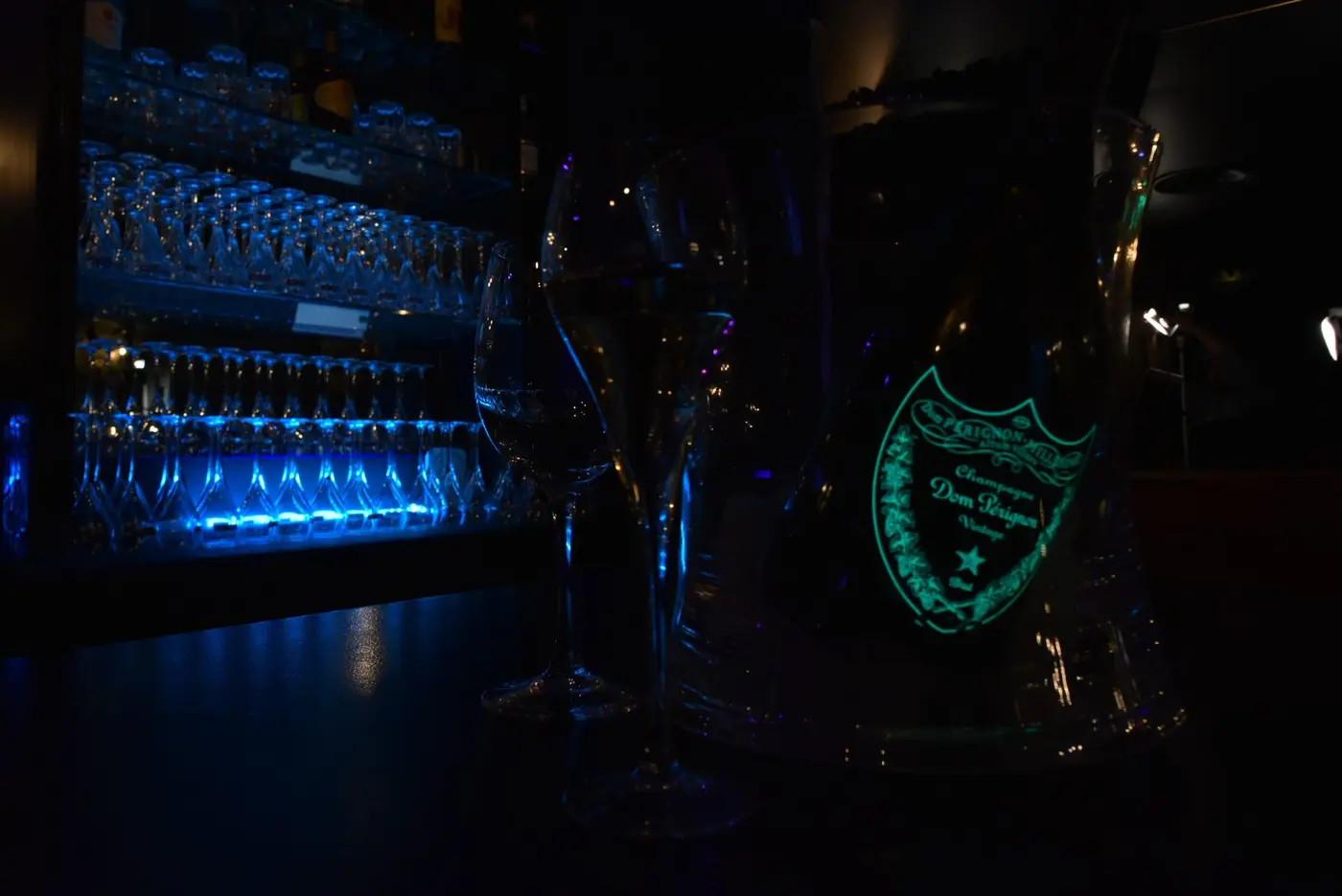 Bouteille et verrerie au bar
