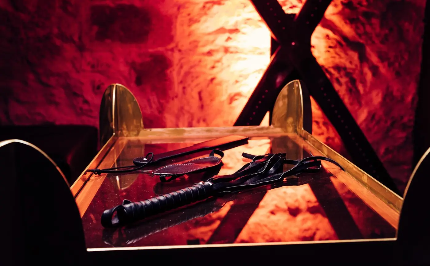 Détail d’une table rouge
