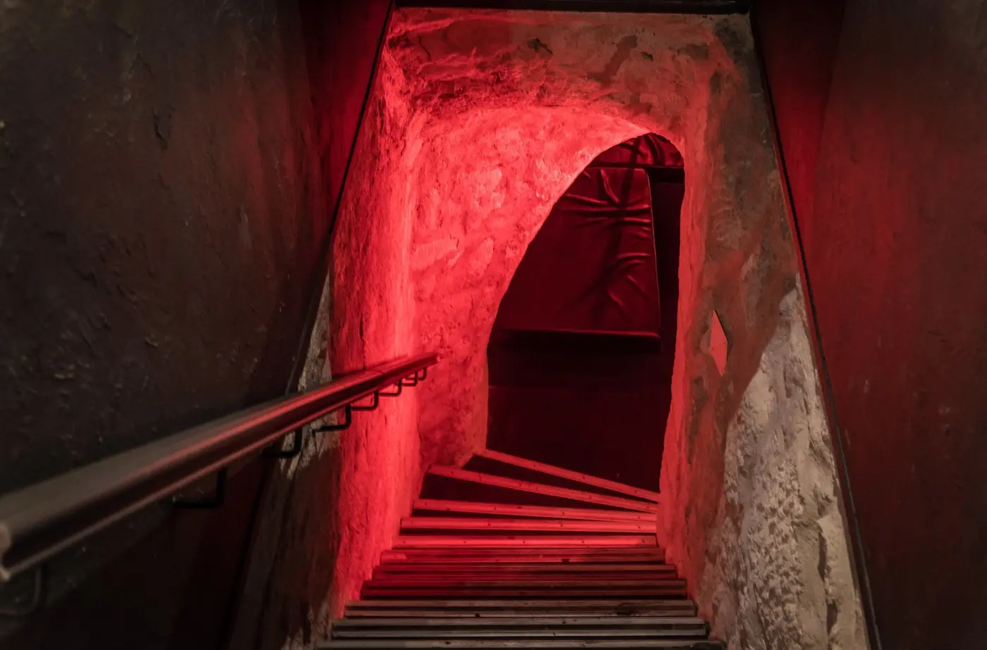 Escalier voûté illuminé en rouge