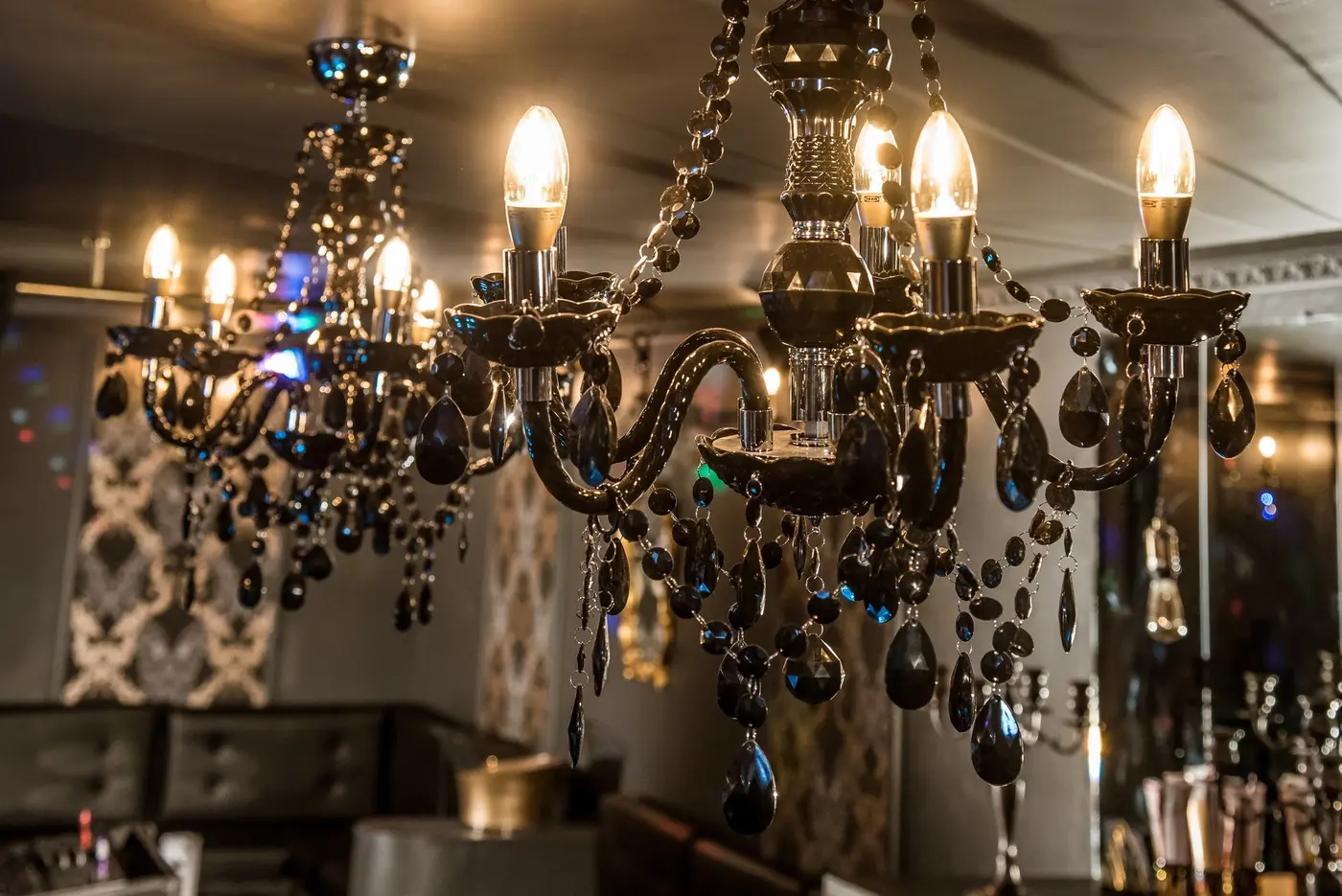 Lustre noir du club La Marquise